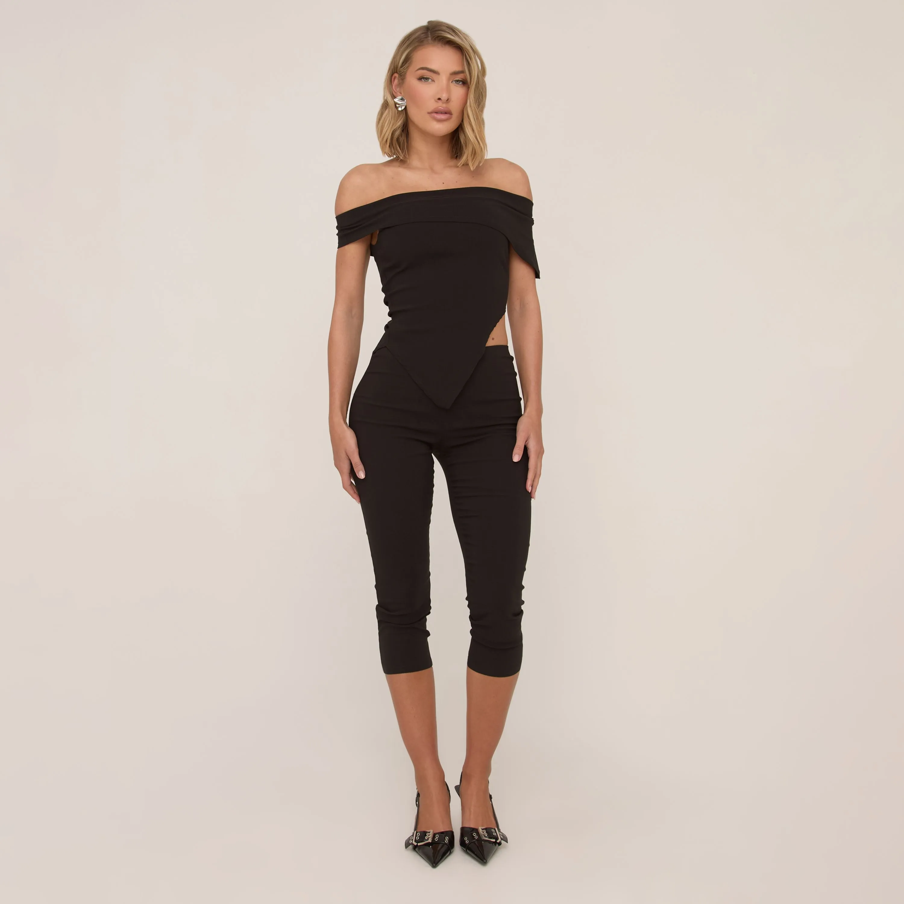 Dipped Waist Capri Leggings In Black